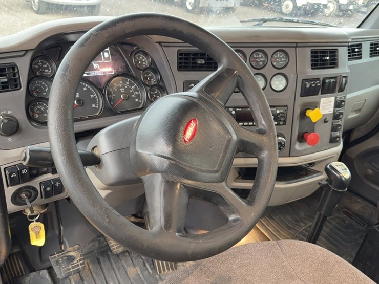 2015-peterbilt-579-image-15