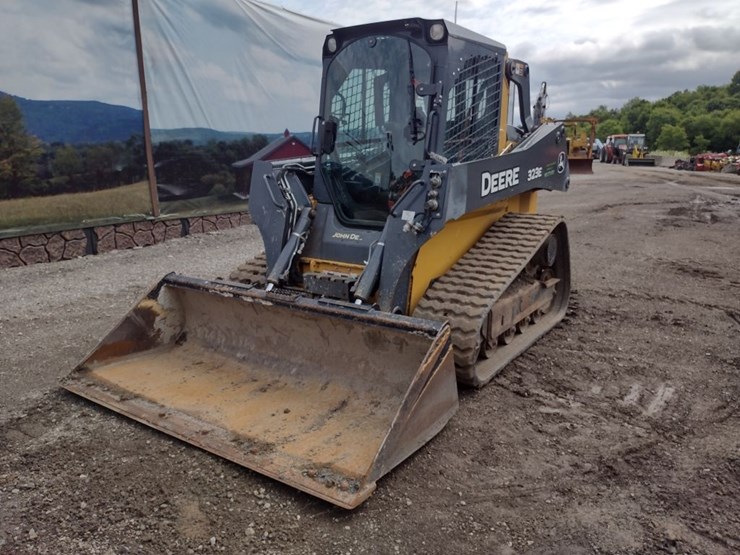deere-323e-image-33