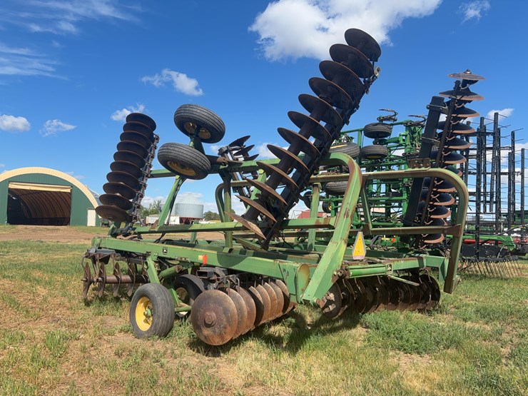 john-deere-335-image-14