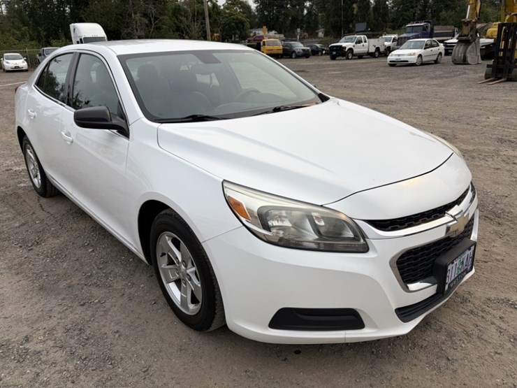 2015-chevrolet-malibu-ls-sedan-image-2