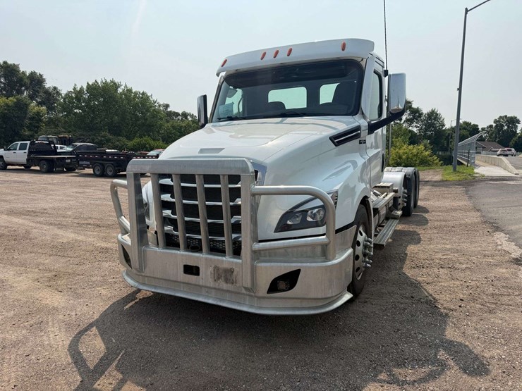 2024-freightliner-semi,-cummins-x15-engine,-420,478-miles,-10-speed,-full-locking-rear-ends,-tri-axl-image-3