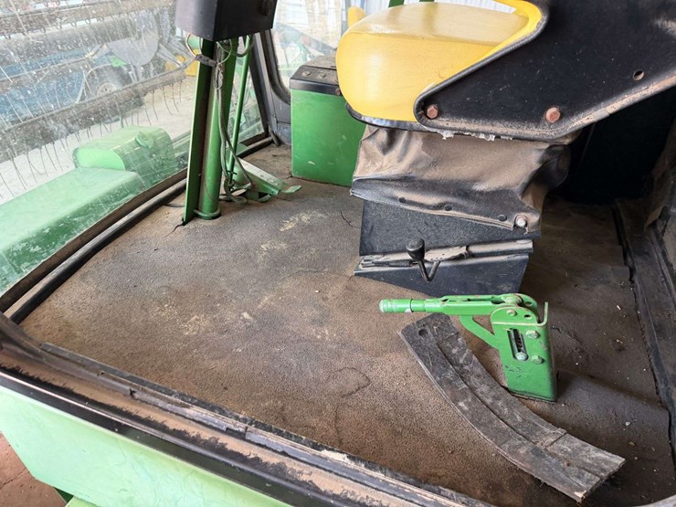 john-deere-2320-image-33