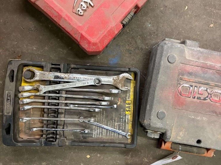 end-wrenches-and-hole-saw-sets-image-1