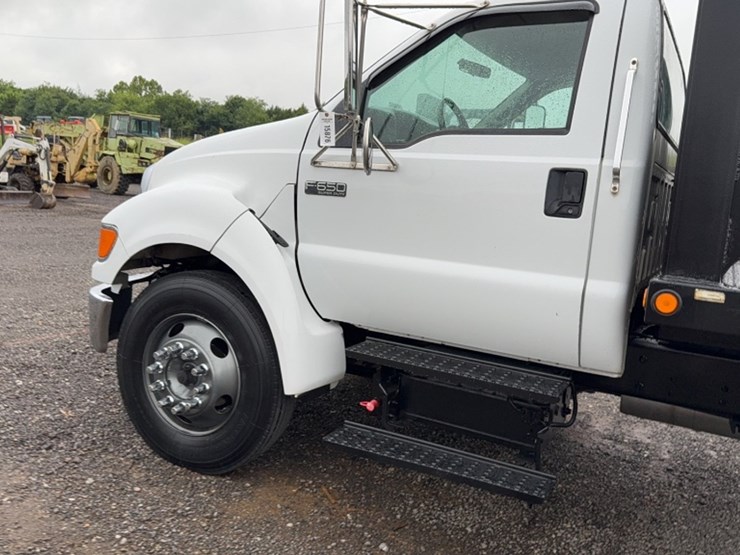 2004-ford-f650-image-13