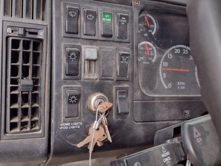 freightliner-fl70-image-10
