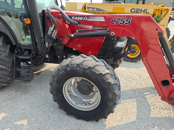 case-ih-farmall-140a-image-21