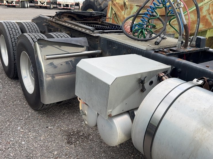 2013-caterpillar-ct660-image-5