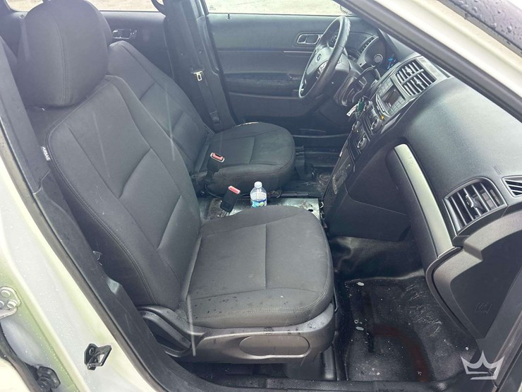 2016-ford-explorer-image-24