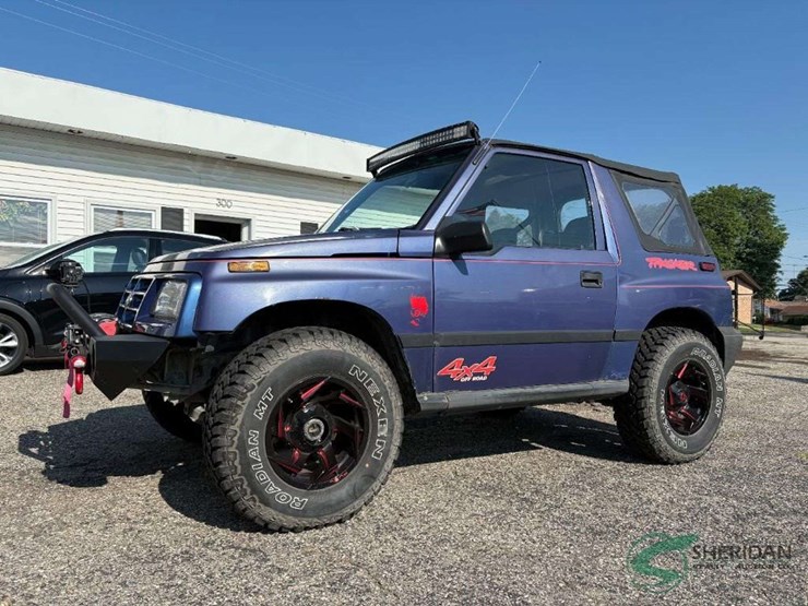 1998-chevrolet-tracker-image-1