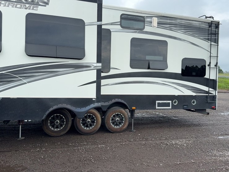 #3001-•-2014-fabrique-41'-5th-wheel-toy-hauler-image-14
