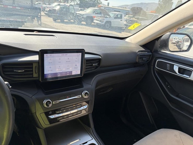 2020-ford-explorer-image-18