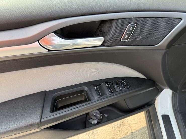 2015-ford-fusion-hybrid-sedan-image-21