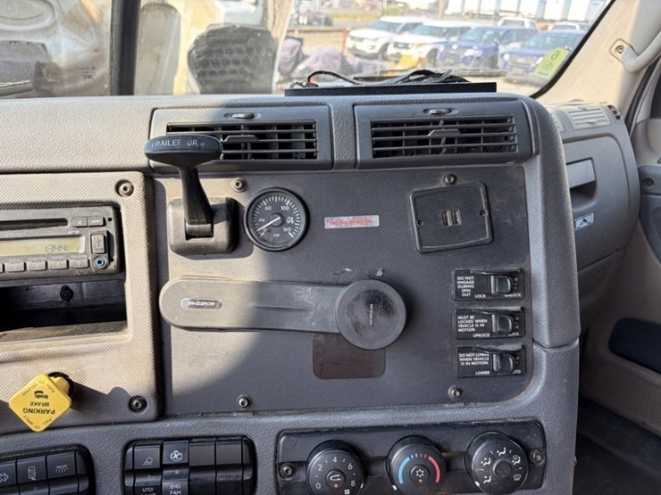 2016-freightliner-cascadia-t/a-sleeper-truck-image-35