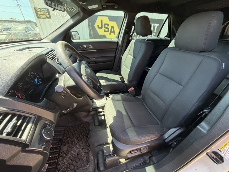 2017-ford-explorer-image-24