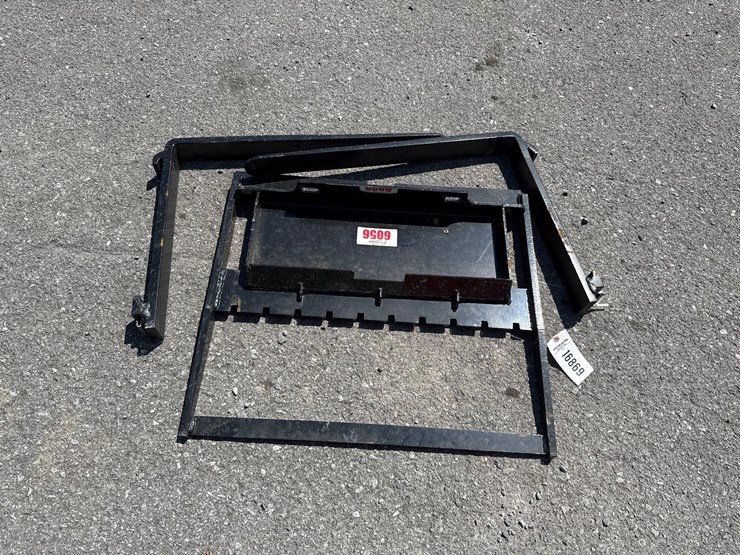 #6056-•-30"-dingo-pallet-forks-image-2