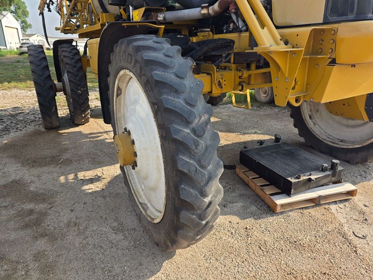 rogator-1074-self-propelled-sprayer,-100'-booms,-currently-winterized,-320/90r50-tires,-rears-with-d-image-6