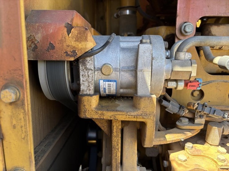 2005-caterpillar-143h-image-55