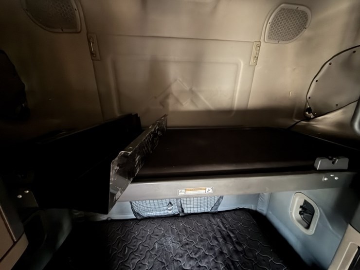 2016-freightliner-cascadia-t/a-sleeper-truck-image-40
