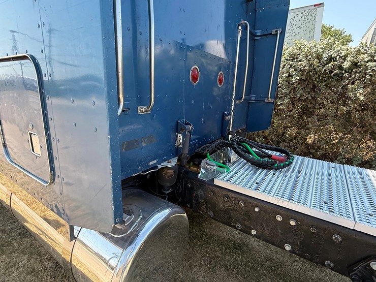 2006-peterbilt-379-image-10