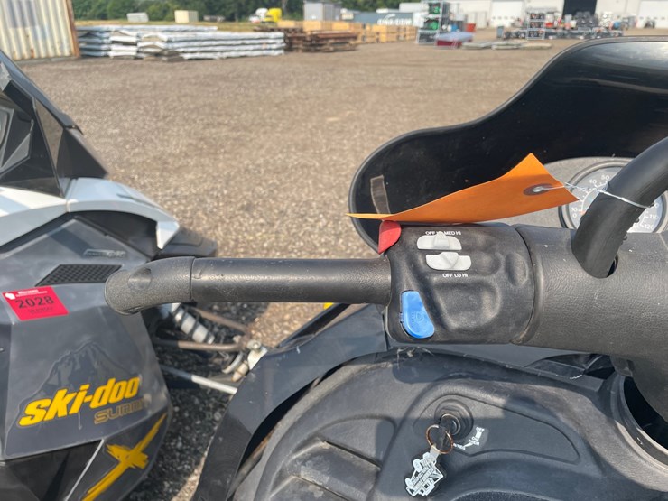 #2384-•-2000-polaris-rmk-800-snowmobile-image-13