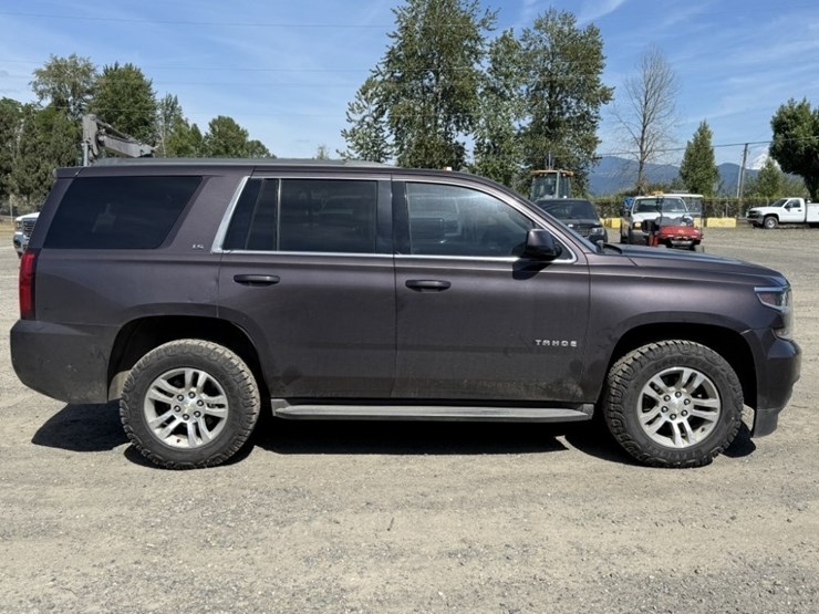 2015-chevrolet-tahoe-ls-image-3
