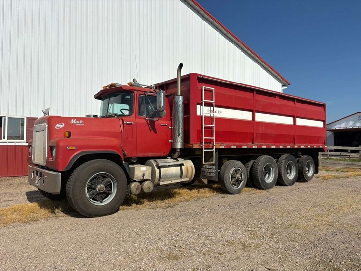 1986-mack-valueliner-image-1