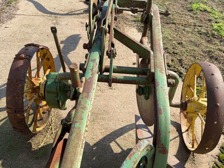 john-deere-12-image-10