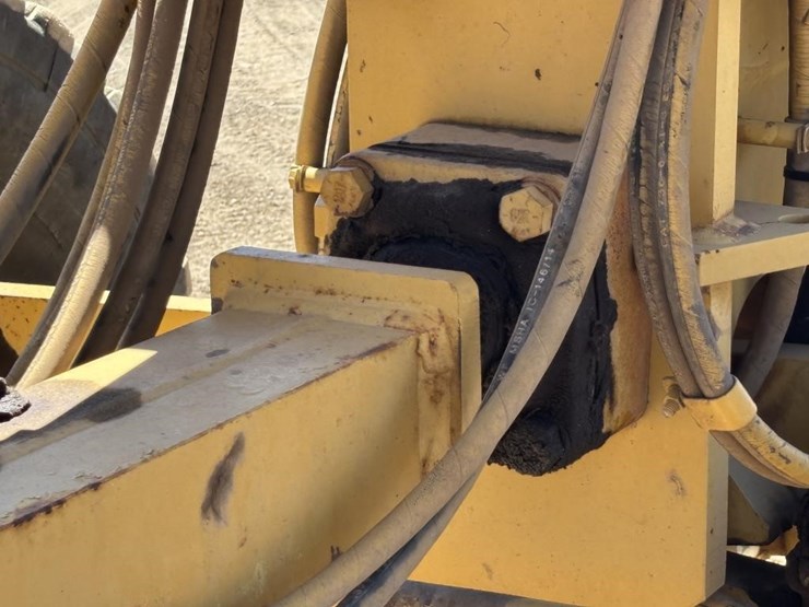 2005-caterpillar-143h-image-29