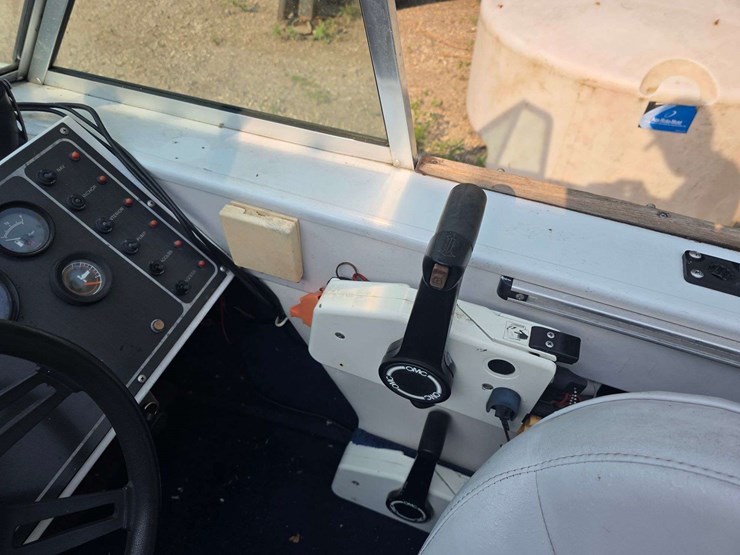 1990-crestliner-phantom-18’-boat-with-120hp-2-stroke-johnson-outboard-motor-and-15hp-johnson-kicker-image-40