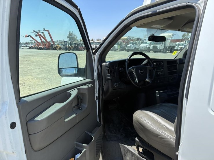 2015-gmc-savana-g2500-image-13