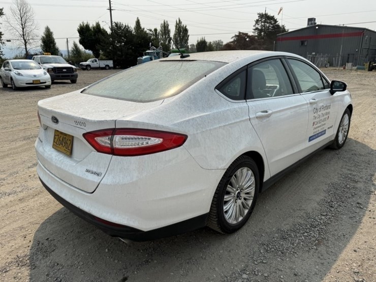 2015-ford-fusion-hybrid-sedan-image-4