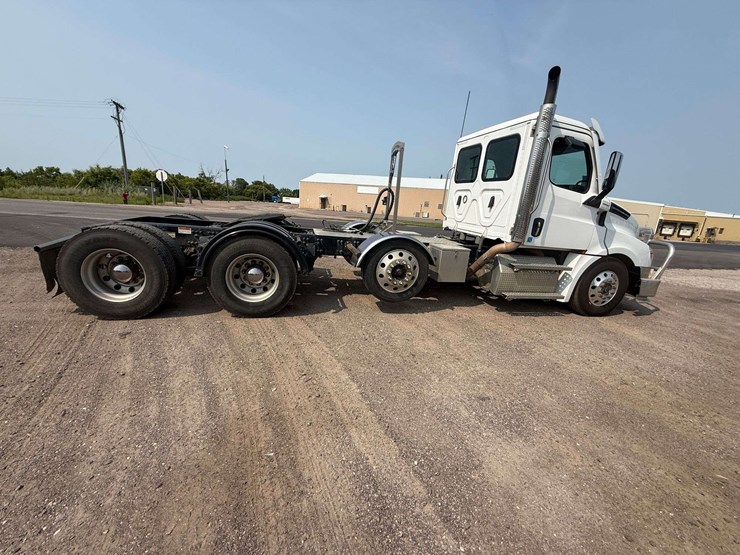 2024-freightliner-semi,-cummins-x15-engine,-420,478-miles,-10-speed,-full-locking-rear-ends,-tri-axl-image-10