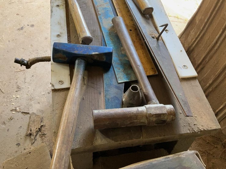 #173-•-hanchett-tilting-anvil-and-bench-image-12