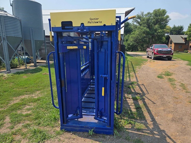 spanier-welding-deluxe-cattle-chute.-per-seller:-this-chute-is-approximately-5-years-old-and-is-in-g-image-4