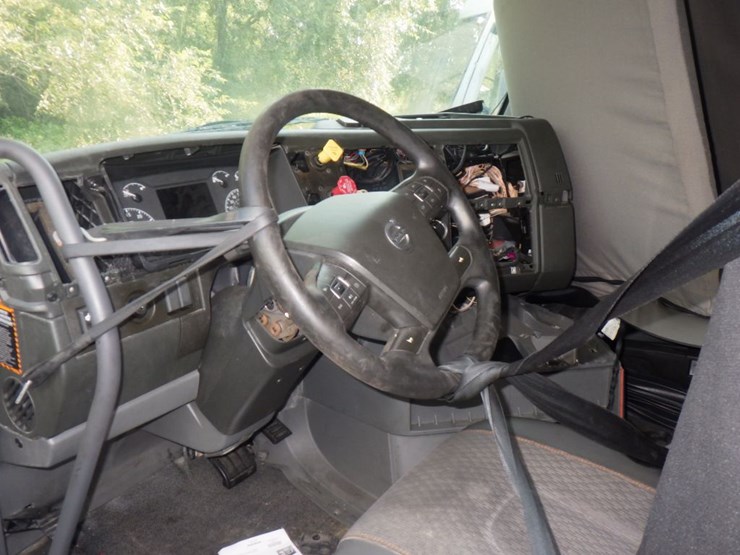 2021-volvo-vnl860-image-20
