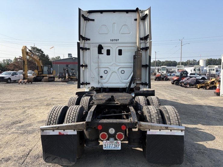 2016-freightliner-cascadia-t/a-sleeper-truck-image-5
