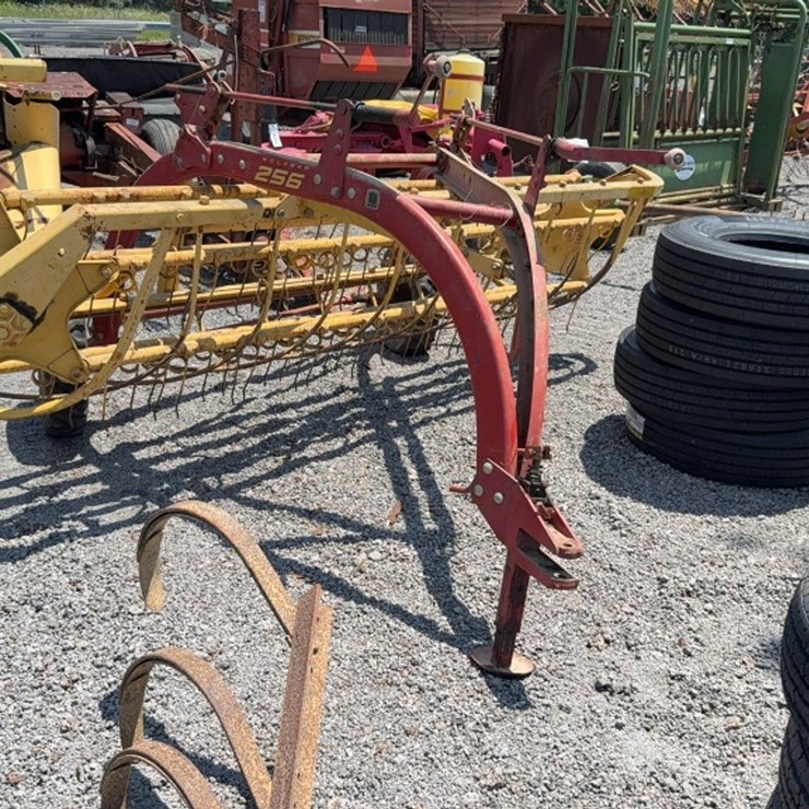 NEW HOLLAND 256