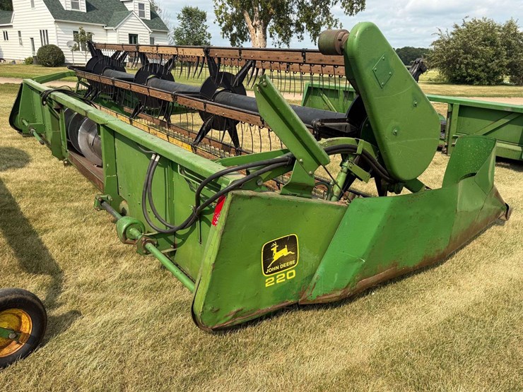 john-deere-220-image-6