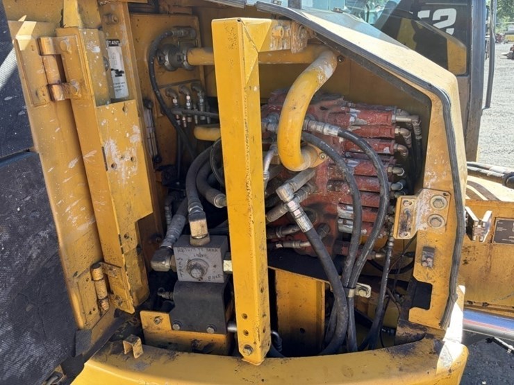 2011-deere-85d-image-31