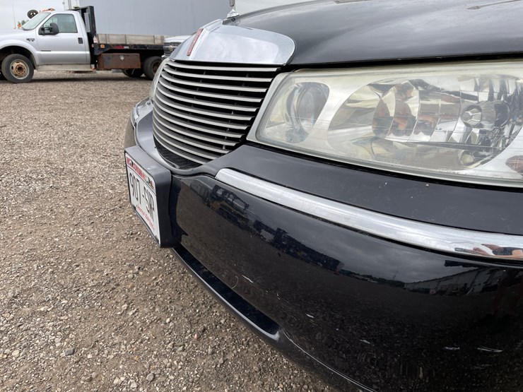 #2955-•-2001-lincoln-town-car-signature-collection-sedan-(has-wi-title)-image-20