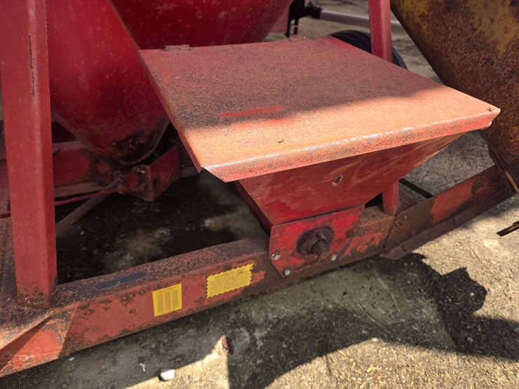 new-holland-352-image-28