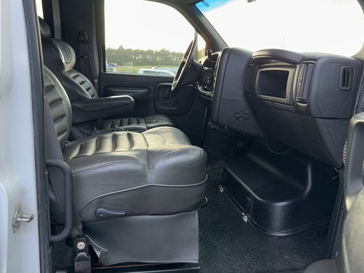 #3006-•-2006-chevy-c4500-flat-bed-truck-image-6