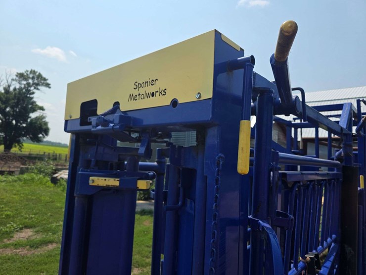 spanier-welding-deluxe-cattle-chute.-per-seller:-this-chute-is-approximately-5-years-old-and-is-in-g-image-25