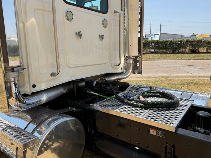 2017-western-star-4900fa-image-10