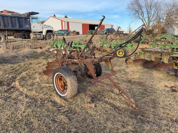 john-deere-pull-type-three-bottom-plow-image-1