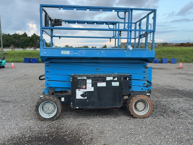 #2094-•-genie-scissor-lift-image-3