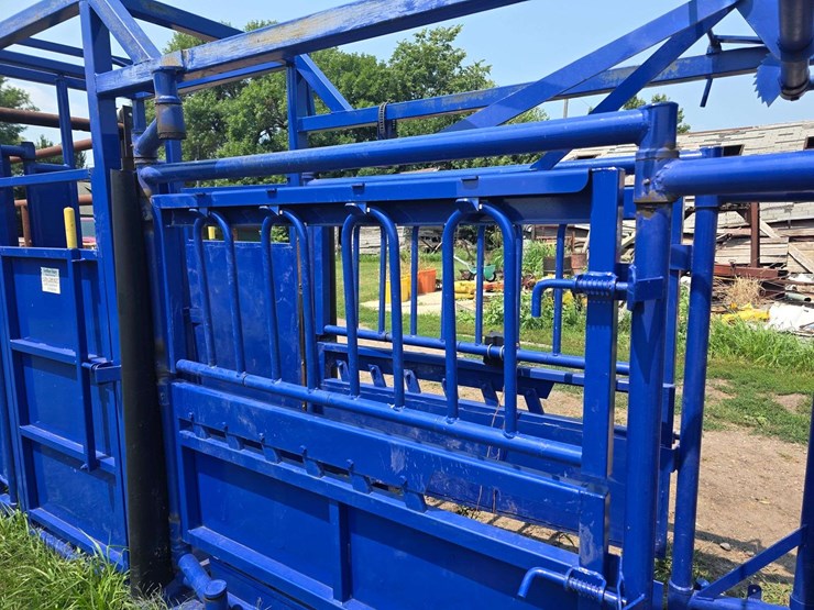 spanier-welding-deluxe-cattle-chute.-per-seller:-this-chute-is-approximately-5-years-old-and-is-in-g-image-12