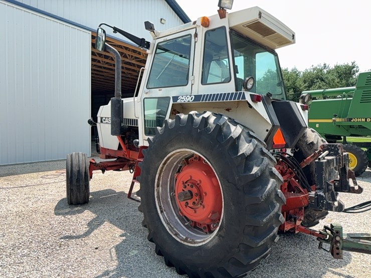 case-2590-tractor-image-16