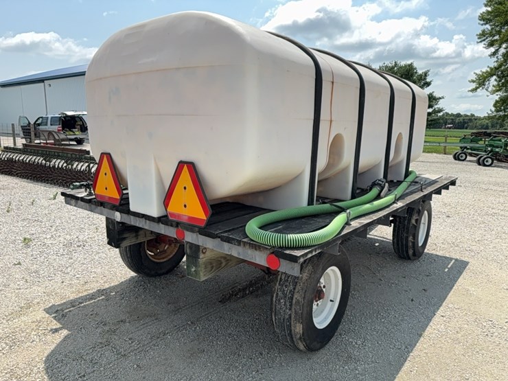 1200-gal.-banded-poly-nurse-wagon-image-6