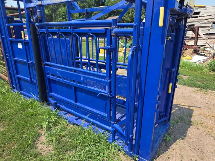 spanier-welding-deluxe-cattle-chute.-per-seller:-this-chute-is-approximately-5-years-old-and-is-in-g-image-11